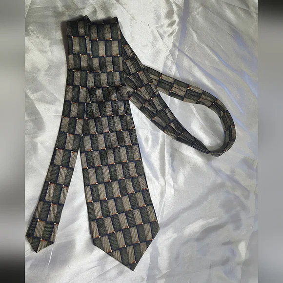 Bill Blass Elegant Black and Gold Patterned Tie - Picture 2 of 8